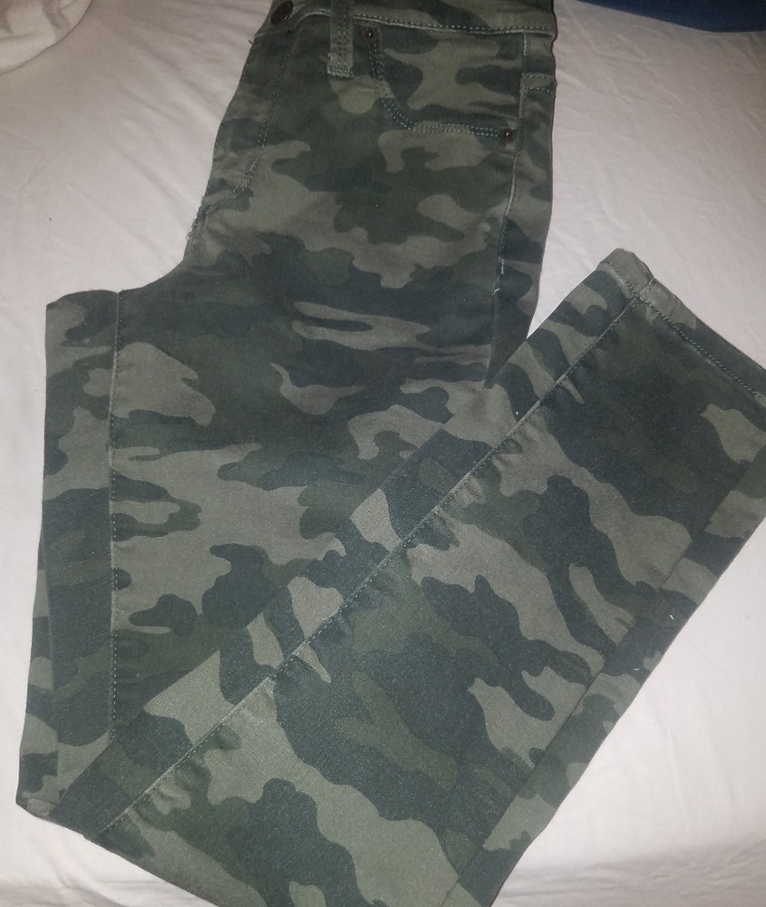 ☀️worn once. camo skinny jeans